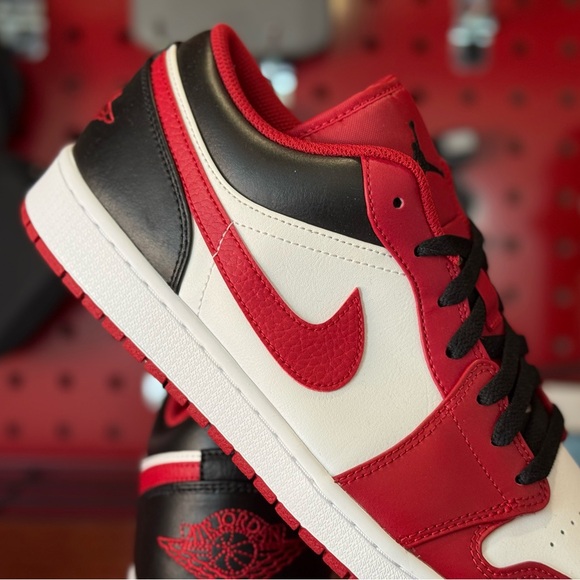Jordan 1 Low Reverse Bred - Picture 3 of 4